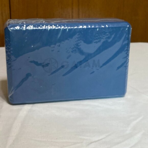 GAIAM YOGA BLOCK - Supportive Latex-Free EVA Foam Soft Non-Slip Surface NEW - Picture 1 of 3